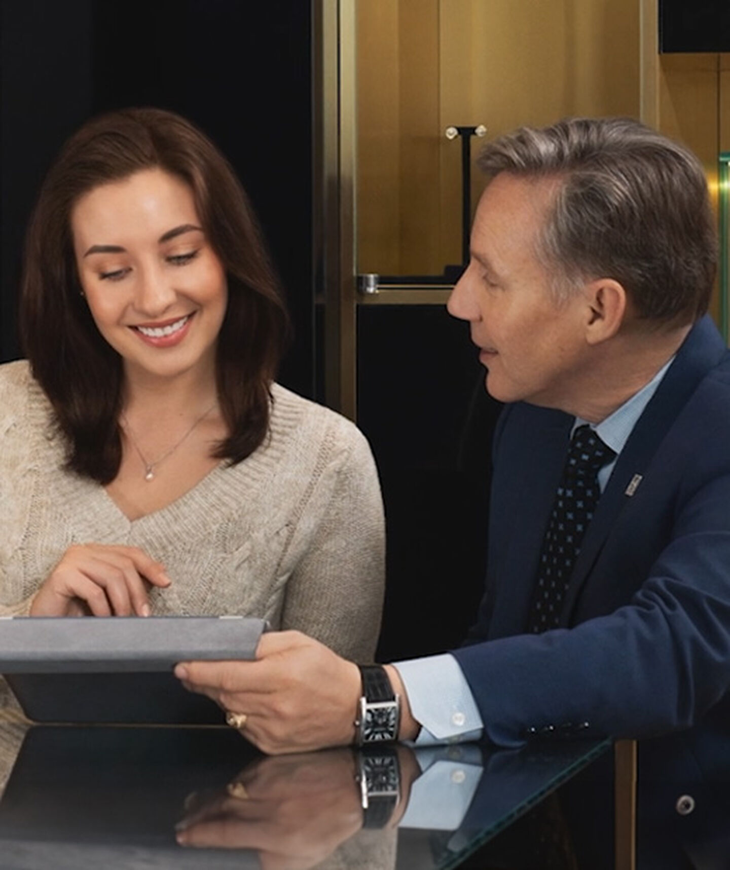 a gold expert helps a lady with their gold exchange